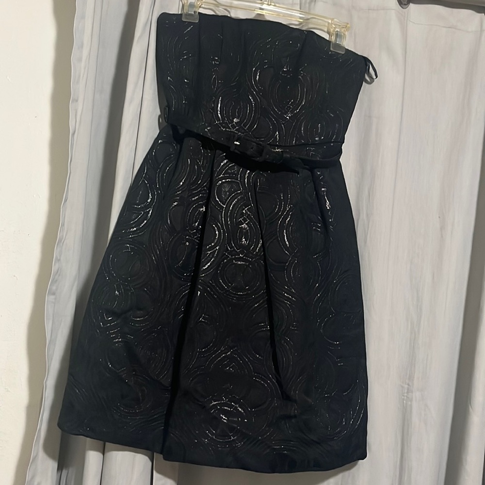 Black shiny details on this cocktail dress